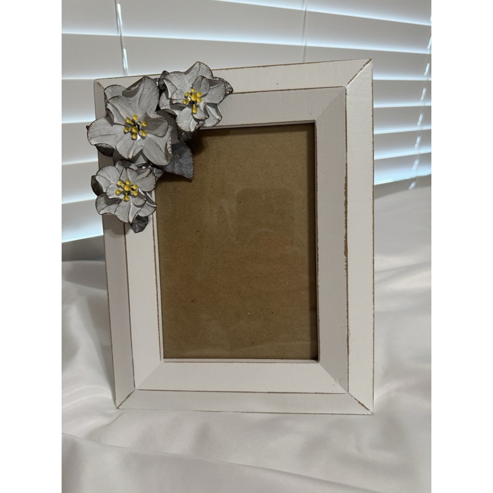 Pier 1 Imports White Picture Frame Wood & Metal Floral Farmhouse Cottagecore 5x7